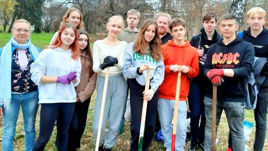 Nieco więcej zieleni w Azotach. Posadzili drzewa i krzewy