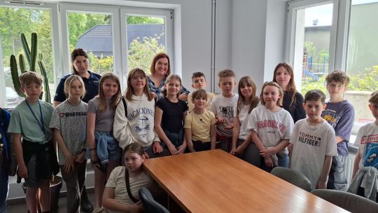 Niecodzienna wizyta wyjątkowych gości. Uczniowie z PSP nr 15 na komisariacie. ZDJĘCIA