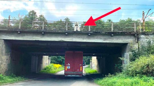 Niefortunny most zatkał wąskie gardło. Takiego korka w Sławięciach dawno nie było