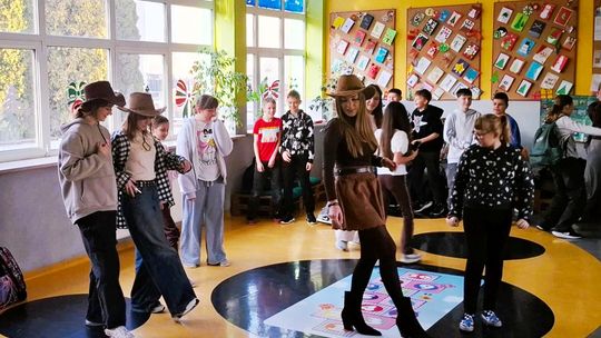 Niepotrzebne im smartfony. Dzieci z PSP nr 12 wolą potańczyć na przerwach. ZDJĘCIA i VIDEO