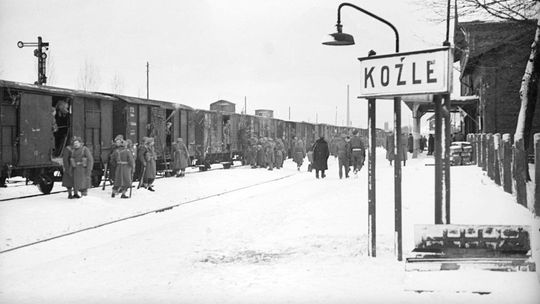 Niesamowite i unikalne zdjęcia dworca kolejowego w Koźlu z 1945 roku