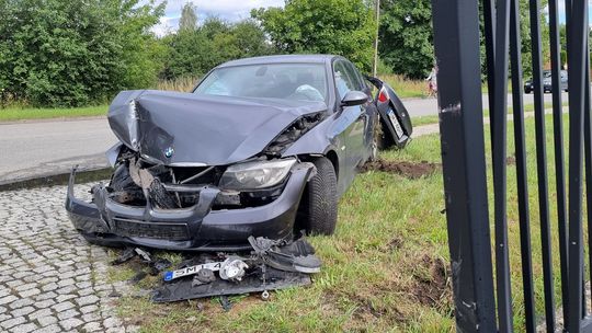 Nietrzeźwy kierowca rozbił bmw na ogrodzeniu. Interwencja na Portowej
