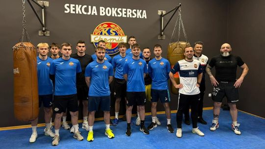 Nietypowy początek przygotowań Chemika. Piłkarze weszli na ring