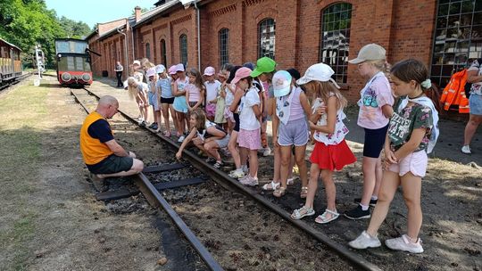 Niezapomniana wycieczka. Dzieci zobaczyły stare lokomotywy i wagony. ZDJĘCIA