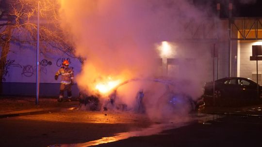 Nocny pożar samochodu. Mercedes spłonął doszczętnie