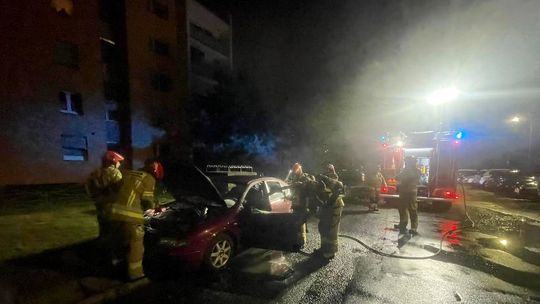 Nocny pożar samochodu osobowego na osiedlu Pogorzelec. ZDJĘCIA