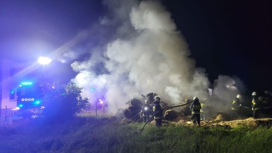 Nocny pożar słomy i siana w Roszowickim Lesie. ZDJĘCIA