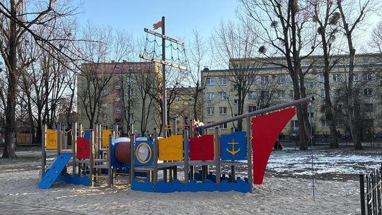 Nowa atrakcja na placu zabaw. Statek piratów zaprasza dzieci na pokład