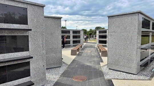 Nowa przestrzeń pamięci na Kuźniczce. Powstało 300 nowych nisz urnowych. ZDJĘCIA