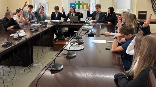 Nowe inicjatywy Młodzieżowej Rady Miasta. W planach sprzątanie, konkurs i współpraca z Reńską Wsią