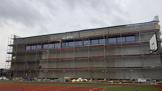 Nowe sale gimnastyczne przy PSP nr 9 oraz szkole w Rogach rosną w oczach. ZDJĘCIA