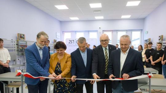 Nowoczesna mechatronika w ZSTiO. Powiat, szkoła i Magna inwestują w przyszłość młodych ludzi. ZDJĘCIA