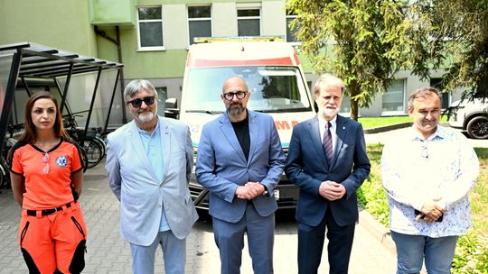 Nowy ambulans dla szpitala w Kędzierzynie-Koźlu. Będzie ratował życie mieszkańców powiatu. ZDJĘCIA