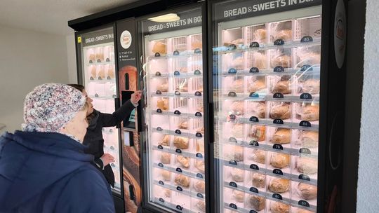 Nowy hit na osiedlu. Chlebomat czynny całą dobę. ZDJĘCIA