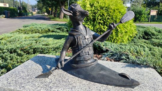 Nowy koziołek kajakarz zacumował na skwerze w Lenartowicach Nowy koziołek kajakarz zacumował na skwerze w Lenartowicach