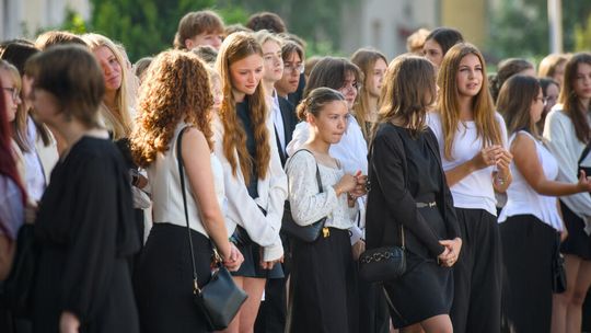 Nowy rok szkolny 2025/2026 rozpoczęty w powiecie kędzierzyńsko-kozielskim. ZDJĘCIA