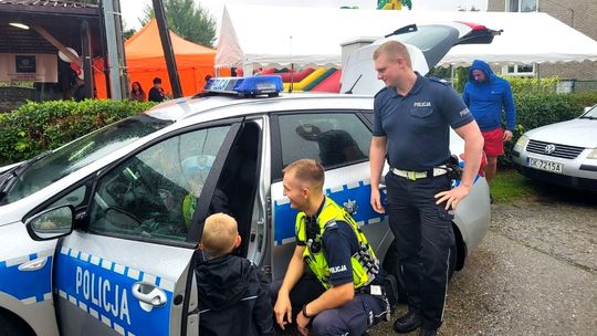 O służbie w Policji i bezpieczeństwie nad wodą podczas festynu rodzinnego