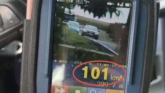 Obaj stracili prawo jazdy na 3 miesiące. Jeden z nich pędził przez centrum miasta aż 122 km/h!