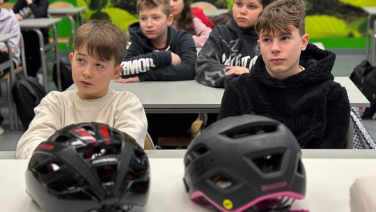Od marca osoby do 16. roku życia będą musiały jeździć w kasku! Od marca osoby do 16. roku życia będą musiały jeździć w kasku!