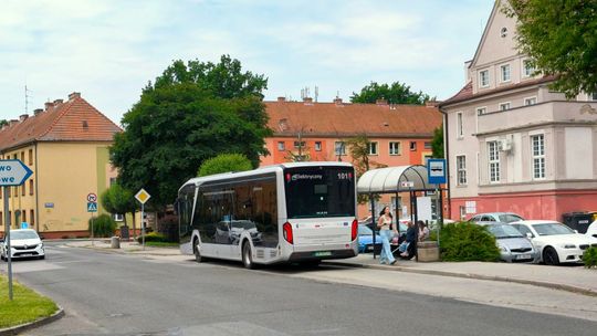Od poniedziałku autobusy nie pojadą ul. Damrota. Zmiany tras i przeniesienie przystanków