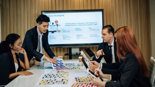 Od witryny po podłogę - nowoczesne zastosowania naklejek w marketingu lokalnym Od witryny po podłogę - nowoczesne zastosowania naklejek w marketingu lokalnym