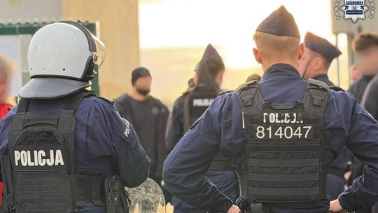 Odpalili materiały pirotechniczne podczas meczu. Policja ustala sprawców