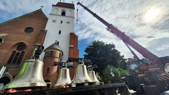 Odrestaurowane dzwony gotowe do montażu na wieży kościelnej w Koźlu. ZDJĘCIA