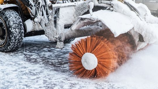 Odśnieżarka spalinowa czy elektryczna? Na co zwrócić uwagę przy zakupie?