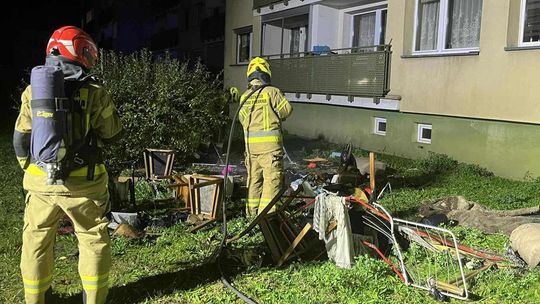 Ogień pojawił się w bloku na osiedlu Piastów. Pożar szybko ugaszono
