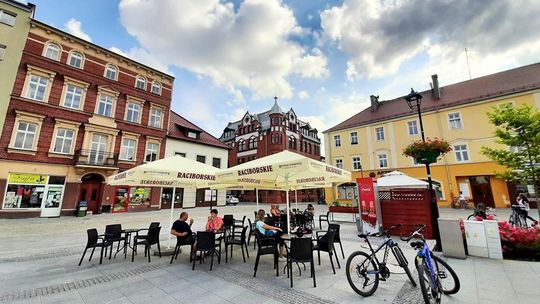 Ogródek piwny na rynku w Koźlu okazał się przysłowiowym strzałem w dziesiątkę. Klientela dopisuje. FILMY I ZDJĘCIA