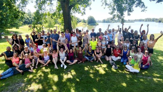 Około 70 joginów opanowało plażę nad akwenem Dębowa. ZDJĘCIA