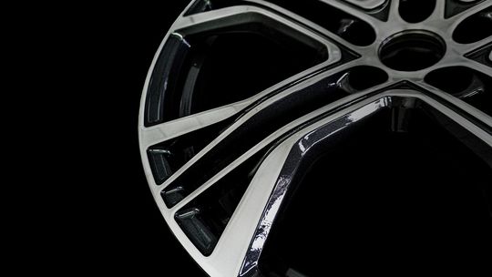 Opony jako fundament bezpiecznej jazdy: Na co zwrócić uwagę?