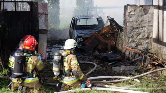 Opuszczony dom spłonął doszczętnie. Strażacy zabezpieczali zamieszkałe budynki