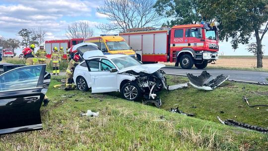 Osoba dorosła i dwuletnie dziecko trafiły do szpitala po zderzeniu dwóch samochodów na DK 38