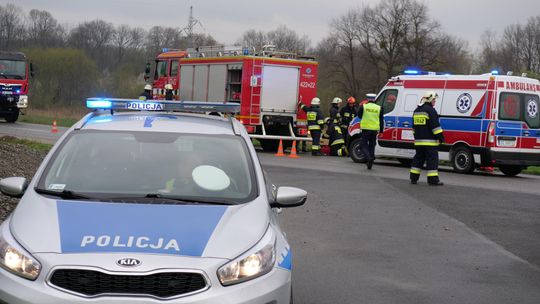 Osobówka dachowała między Koźlem a Większycami