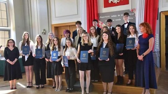 Maturzyści pożegnali szkolne mury. Przed nimi egzaminy i spełnianie marzeń. ZDJĘCIA