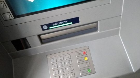 Ostrożnie ze smartfonem przy bankomatach
