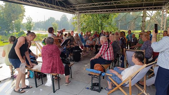 Padał deszcz, a oni się bawili. Młodzi mogą uczyć się od seniorów, jak cieszyć się życiem. ZDJĘCIA