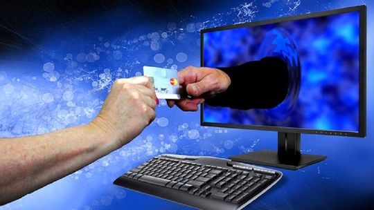 Padł ofiarą oszustów podczas zakupu samochodu przez portal ogłoszeniowy