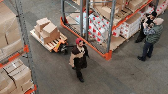 Paleciak elektryczny – nowoczesne wsparcie logistyki magazynowej