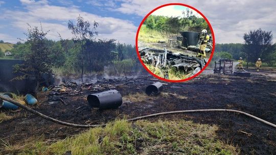 Paliły się stare podkłady kolejowe, 9 arów suchej trawy oraz materiały łatwopalne. ZDJĘCIA