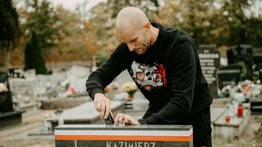 Pamięć o bohaterach nie przemija. Wolontariusze zadbali o groby zasłużonych Polaków