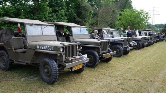 Pancerny Skorpion w Kędzierzynie-Koźlu. Militarne pojazdy terenowe przy bunkrze w Blachowni. Zdjęcia