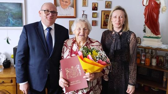 Pani Stanisława Kawik świętuje 102. rocznicę urodzin