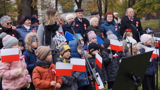 Patriotycznie i międzypokoleniowo na miejskich obchodach Święta Niepodległości. ZDJĘCIA