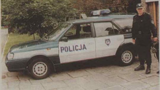 Patrol o białych drzwiach