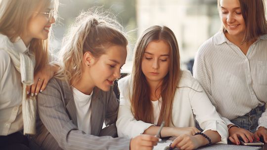 Pedagogika czy psychologia? Który kierunek wybrać? Poradnik dla niezdecydowanych