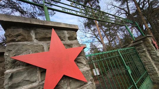 Petycja o usunięcie czerwonych gwiazd z cmentarza w Kędzierzynie. ZDJĘCIA