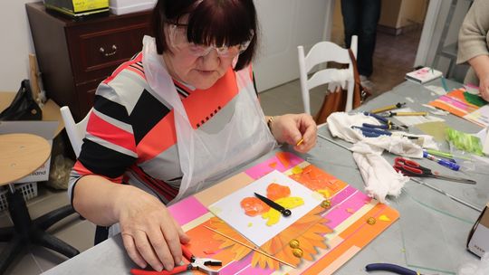 Piękno zaklęte w kolorowych szkiełkach. Warsztaty dla seniorów Piękno zaklęte w kolorowych szkiełkach. Warsztaty dla seniorów