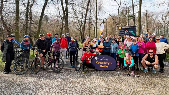 Pierwsze kilometry już za nimi. Pedałują aż miło. ZDJĘCIA